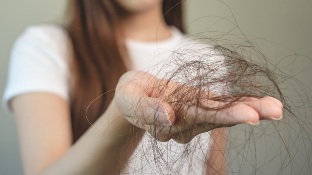 Hair Fall Kis Bajah Se Hota Hai बाल झड़ने के 10 मुख्य कारण